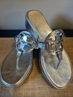 TORY BURCH CRINKLED METALLIC WEDGE SANDAL in silver. Size 10. Like new condition
